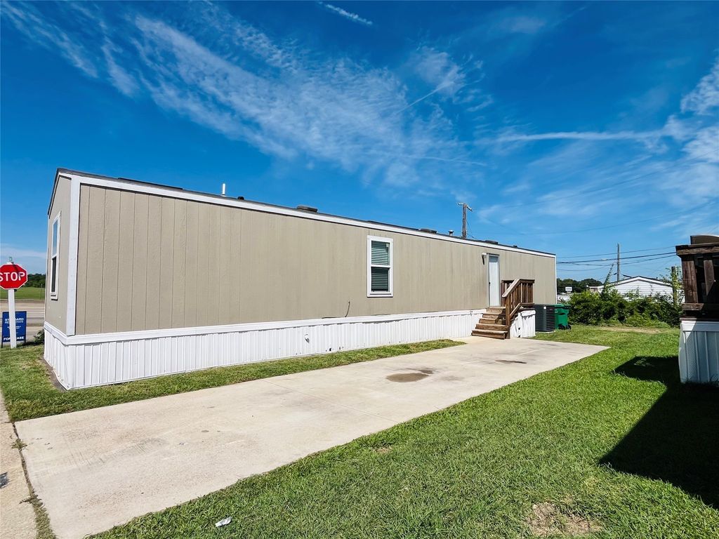31 Oakdale Drive, Wilmer, TX 75172