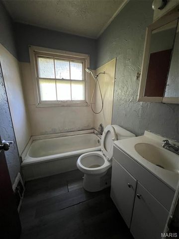 10441 Spring Garden Drive, St Louis, MO 63137