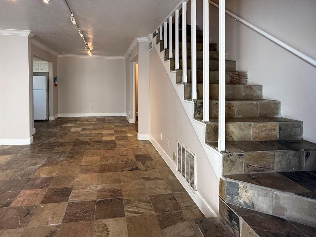 1903 Portsmouth Street 22, Houston, TX 77098