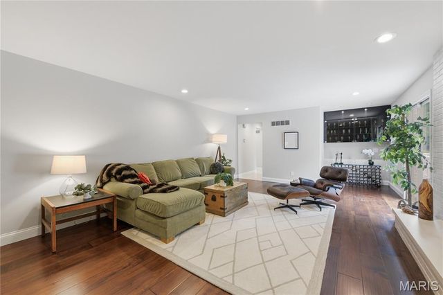 12142 Royal Valley Drive, Creve Coeur, MO 63141