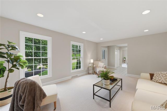 12142 Royal Valley Drive, Creve Coeur, MO 63141