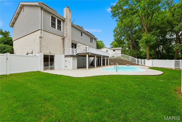 12142 Royal Valley Drive, Creve Coeur, MO 63141