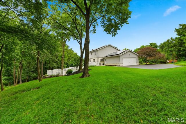 12142 Royal Valley Drive, Creve Coeur, MO 63141