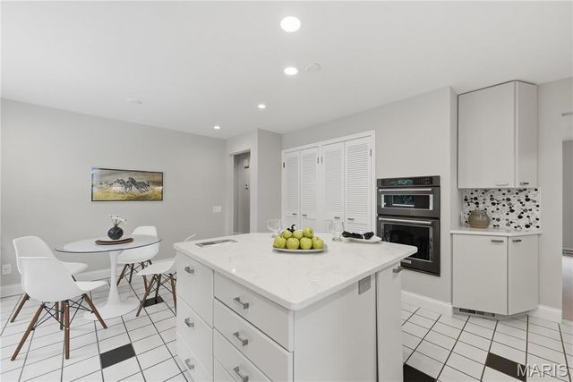 12142 Royal Valley Drive, Creve Coeur, MO 63141