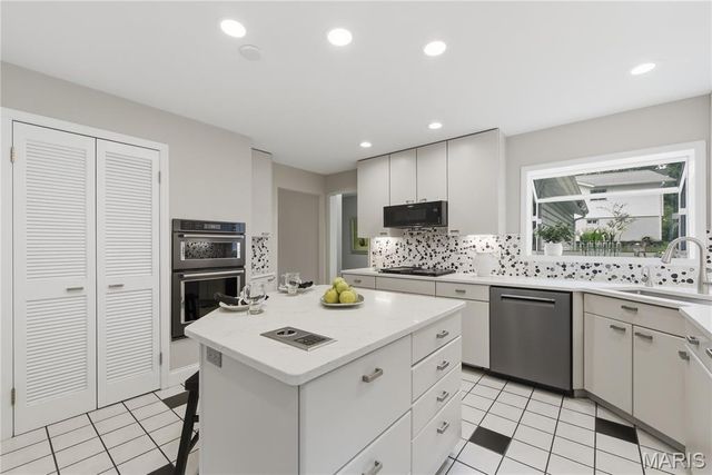 12142 Royal Valley Drive, Creve Coeur, MO 63141