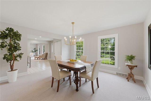 12142 Royal Valley Drive, Creve Coeur, MO 63141