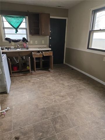 316 E 5th Street, Tonganoxie, KS 66086