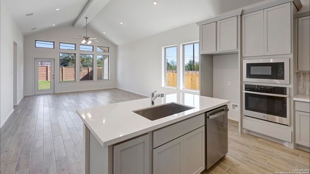 1556 Alsatian Avenue, San Antonio, TX 78253