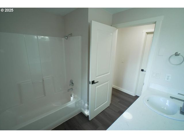 2419 Se ERMINE St, Albany, OR 97322