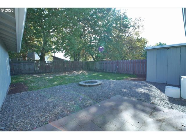 2419 Se ERMINE St, Albany, OR 97322