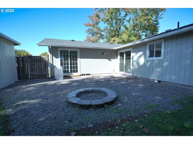 2419 Se ERMINE St, Albany, OR 97322