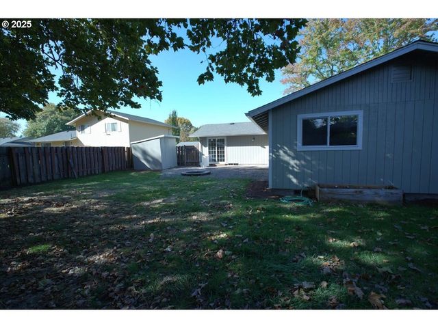 2419 Se ERMINE St, Albany, OR 97322