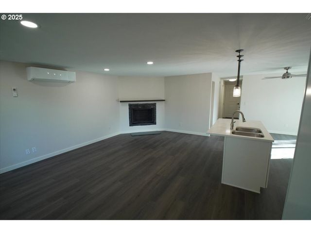 2419 Se ERMINE St, Albany, OR 97322