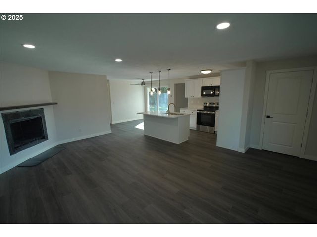 2419 Se ERMINE St, Albany, OR 97322