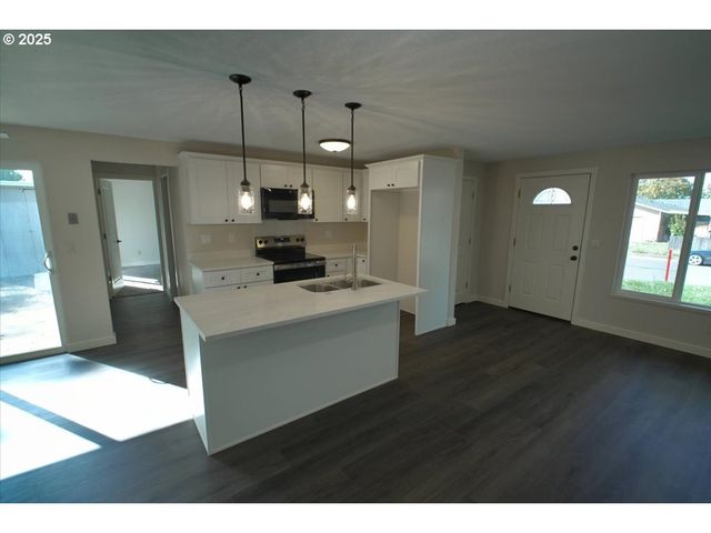 2419 Se ERMINE St, Albany, OR 97322