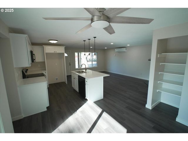 2419 Se ERMINE St, Albany, OR 97322