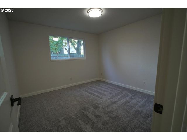 2419 Se ERMINE St, Albany, OR 97322