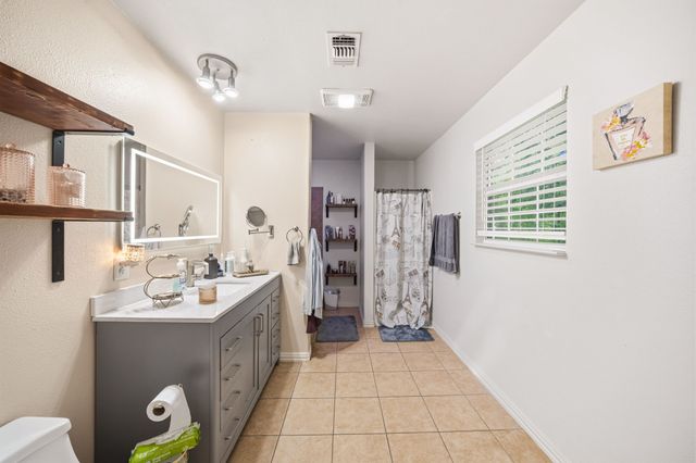 902 Travis Avenue, Alvarado, TX 76009