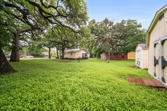 902 Travis Avenue, Alvarado, TX 76009