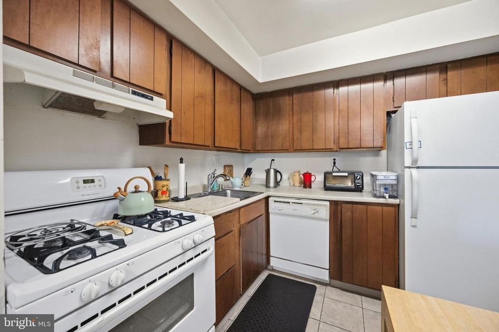 Image 10 of property listing at 7 SUNTOP CT #202, Baltimore, MD 21209