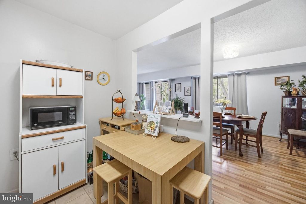 Image 11 of property listing at 7 SUNTOP CT #202, Baltimore, MD 21209