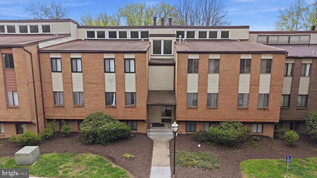 Image 2 of property listing at 7 SUNTOP CT #202, Baltimore, MD 21209