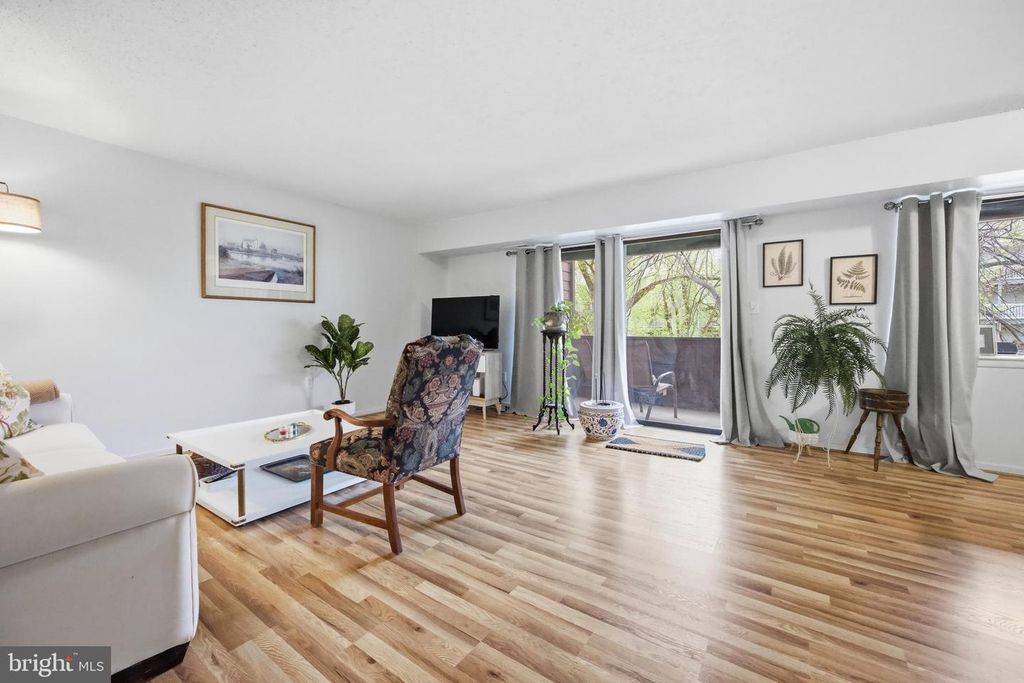 Image 4 of property listing at 7 SUNTOP CT #202, Baltimore, MD 21209