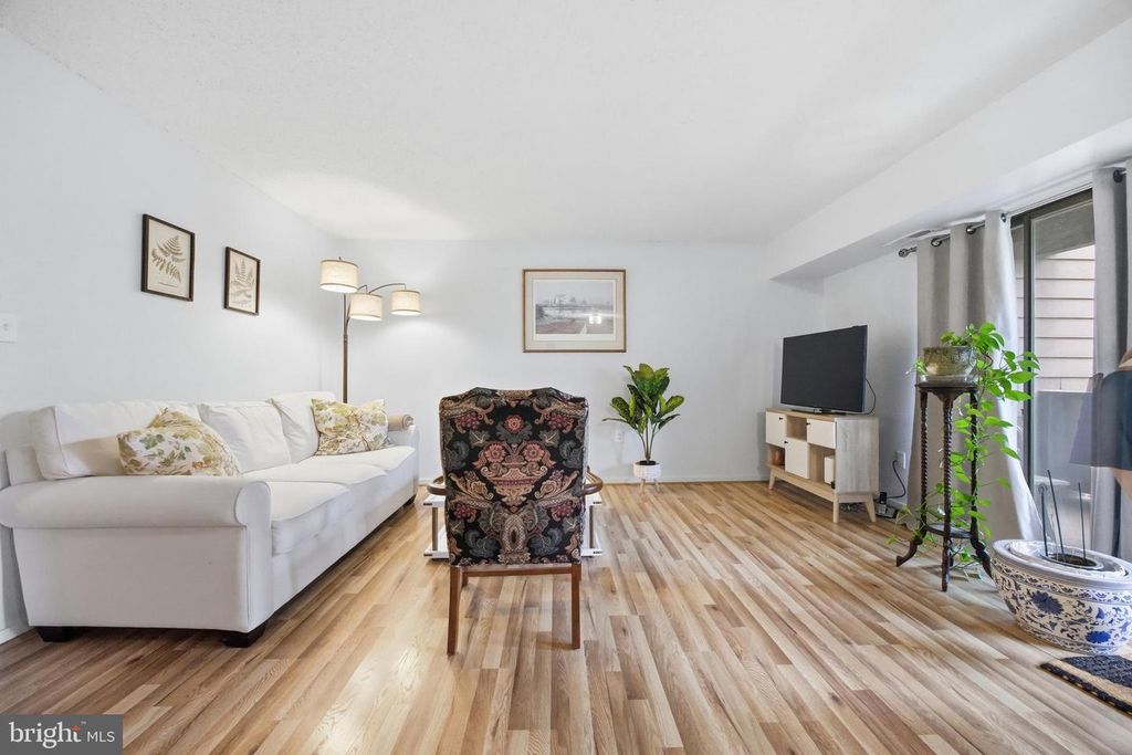 Image 5 of property listing at 7 SUNTOP CT #202, Baltimore, MD 21209