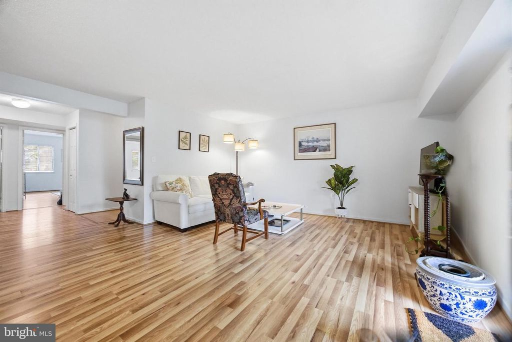 Image 6 of property listing at 7 SUNTOP CT #202, Baltimore, MD 21209