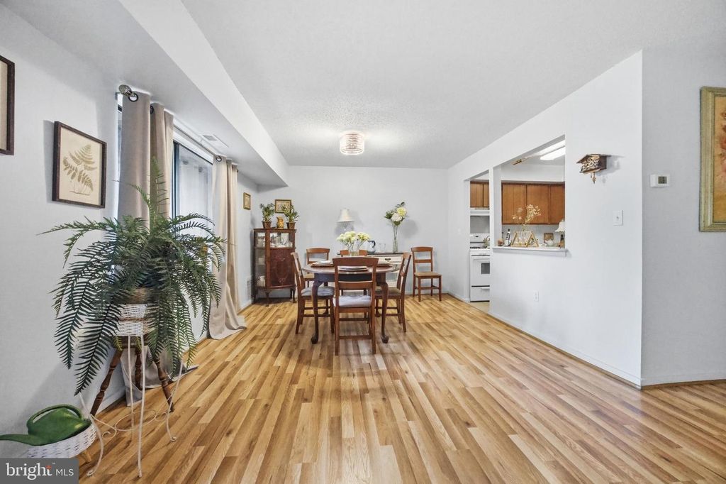 Image 7 of property listing at 7 SUNTOP CT #202, Baltimore, MD 21209