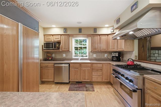 830 Hemingway Road, Lake Orion, MI 48362