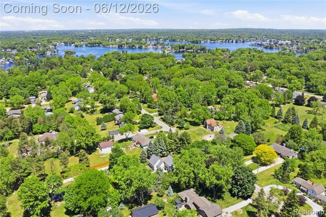 830 Hemingway Road, Lake Orion, MI 48362