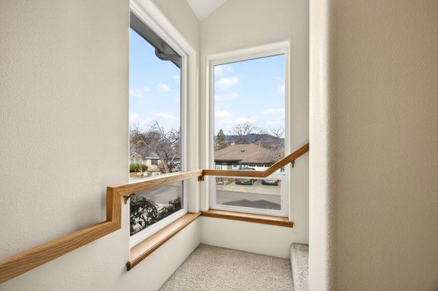 1087 Oak Knoll Drive, Ashland, OR 97520