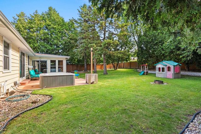 1312 N VIOLA STREET, Appleton, WI 54911