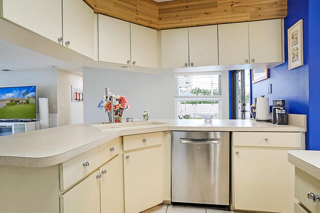 7597 N Nemec Dr Drive N, Lake Clarke Shores, FL 33406