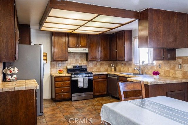 18425 Saticoy Street 1, Reseda (los Angeles), CA 91335