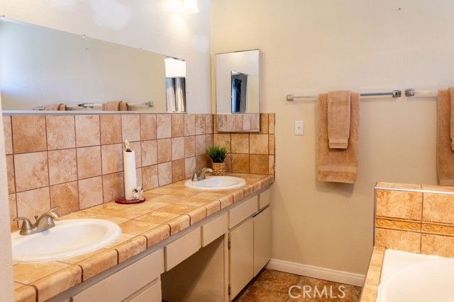 18425 Saticoy Street 1, Reseda (los Angeles), CA 91335