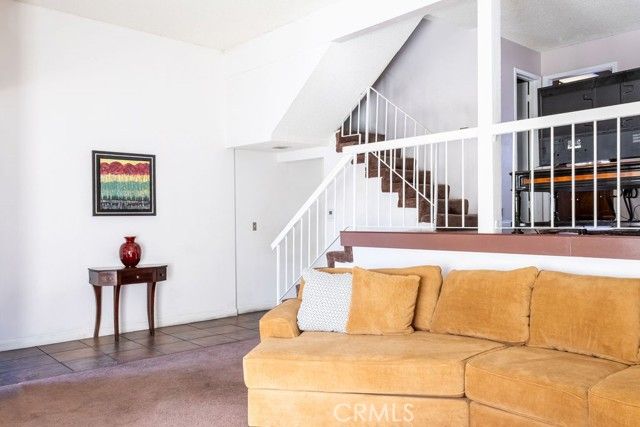 18425 Saticoy Street 1, Reseda (los Angeles), CA 91335