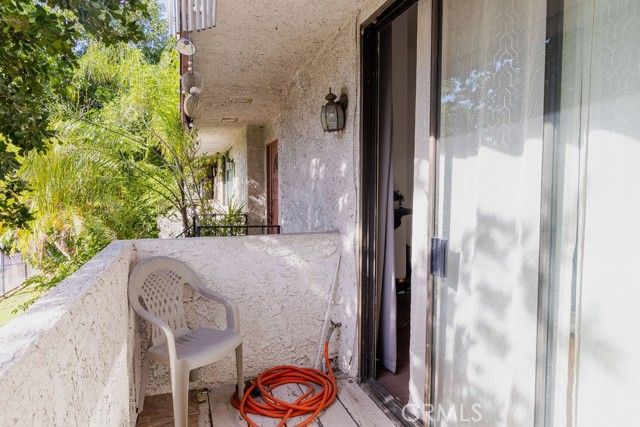 18425 Saticoy Street 1, Reseda (los Angeles), CA 91335