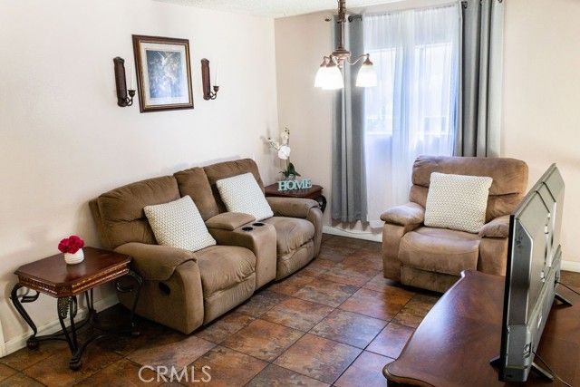 18425 Saticoy Street 1, Reseda (los Angeles), CA 91335