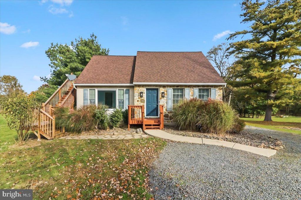 52 W MAIN ST, Elverson, PA 19520