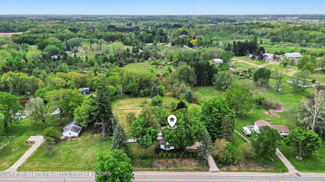 7124 E Clinton Trail, Eaton Rapids, MI 48827