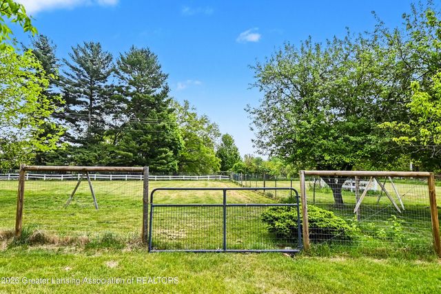 7124 E Clinton Trail, Eaton Rapids, MI 48827