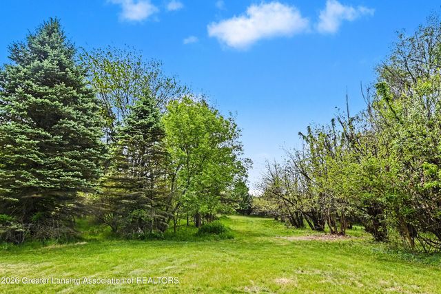 7124 E Clinton Trail, Eaton Rapids, MI 48827
