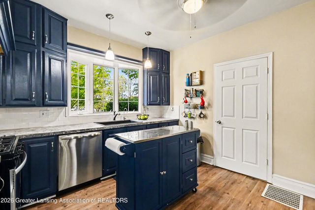 7124 E Clinton Trail, Eaton Rapids, MI 48827