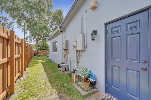 1921 N 49th Avenue, Hollywood, FL 33021