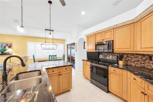 1335 Old Oak LN, Naples, FL 34110