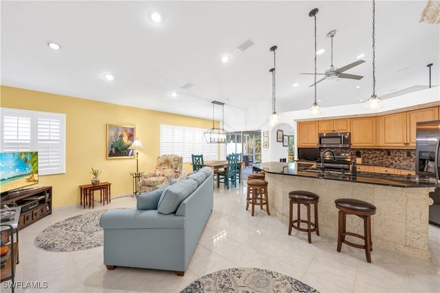 1335 Old Oak LN, Naples, FL 34110