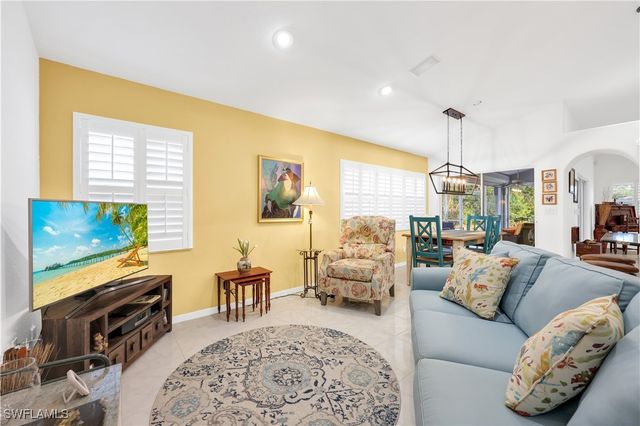 1335 Old Oak LN, Naples, FL 34110