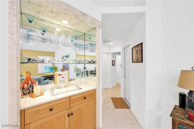 1335 Old Oak LN, Naples, FL 34110